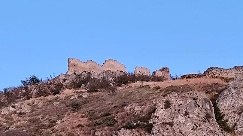 Η Λ. Μενδώνη εγκαινιάζει τη φωτιστική αναβάθμιση του Γυναικοκάστρου: Ένα μνημείο ιστορίας και ανάπτυξης