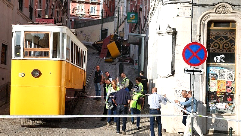 Τραγικό δυστύχημα στη Λισαβόνα: Γαλλίδα ανάμεσα στους 16 νεκρούς από τον εκτροχιασμό τελεφερίκ