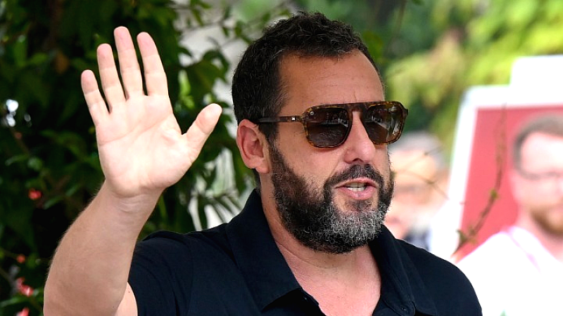 Η νοσταλγία της δεκαετίας του ’90 αναβιώνει με τον Άνταμ Σάντλερ και τον Vanilla Ice