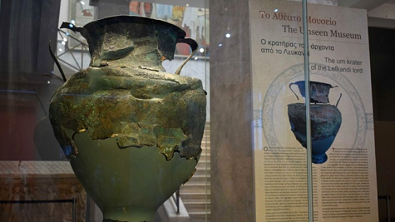 Η παρουσίαση του κρατήρα του άρχοντα από το Λευκαντί στο Εθνικό Αρχαιολογικό Μουσείο