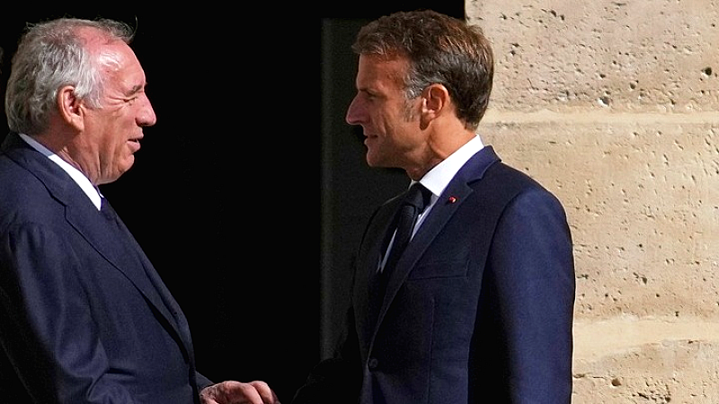 Ο Εμανουέλ Μακρόν υποδέχεται τον Φρανσουά Μπαϊρού για την παραίτηση της κυβέρνησής του
