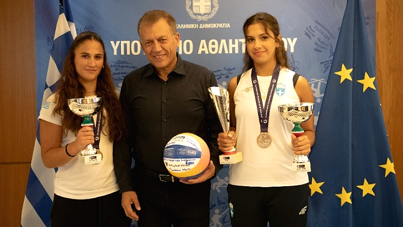 Η υποδοχή του Γιάννη Βρούτση στις πρωταθλήτριες Ευρώπης Ελένη Αλεξόγλου και Μυρτώ Πασχαλάκη