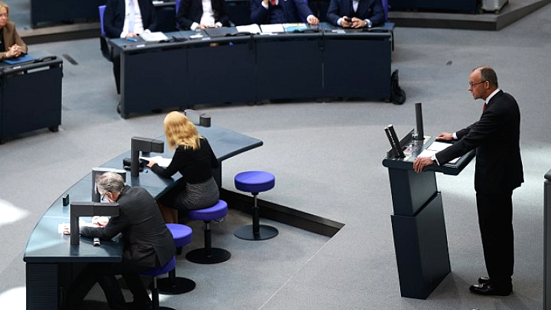 Ο καγκελάριος Φρίντριχ Μερτς εντοπίζει «συγκεκριμένη απειλή» και προετοιμάζει τους πολίτες για εκτενείς μεταρρυθμίσεις