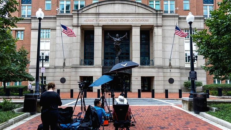 Κατηγορίες κατά του πρώην διευθυντή του FBI Τζέιμς Κόμι για παρεμπόδιση της δικαιοσύνης