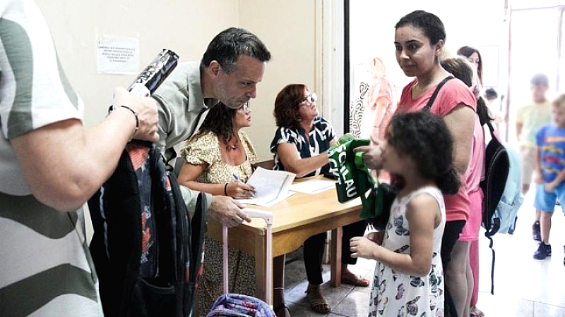 Δωρεά σχολικών ειδών σε 1.500 μαθητές από τον δήμο Αθηναίων
