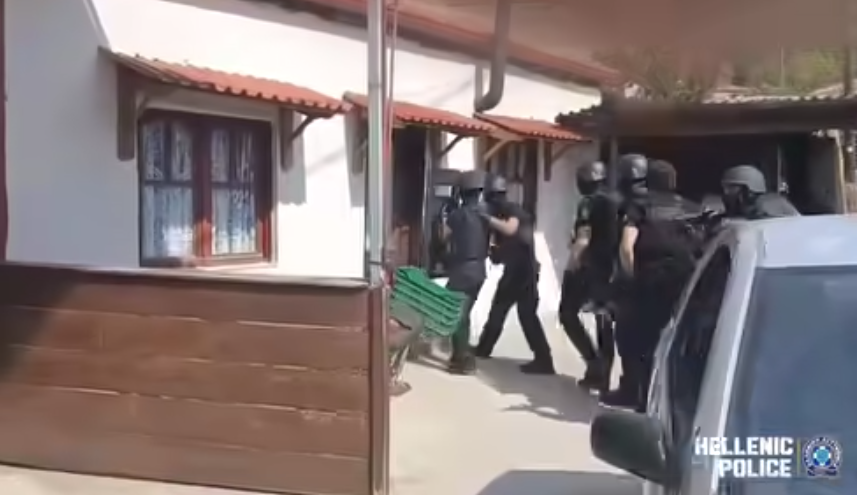 Θεσσαλονίκη: Θεαματική σύλληψη σε σπίτι – Η στιγμή που οι αστυνομικοί «μπουκάρουν» με όπλα (VIDEO)