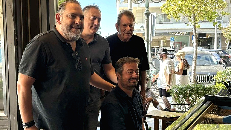 Η παράσταση «Τα πήρες όλα και έφυγες» έρχεται στην πατρίδα του Στράτου Διονυσίου