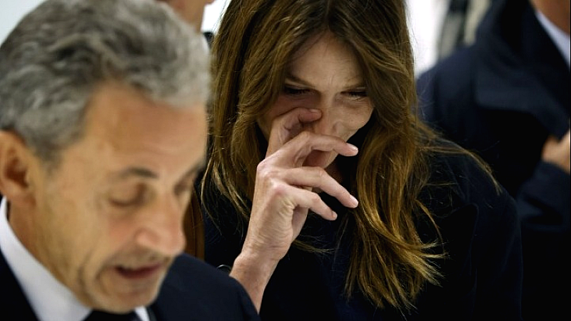 Η Κάρλα Μπρούνι στηρίζει τον Νικολά Σαρκοζί μετά την καταδικαστική απόφαση