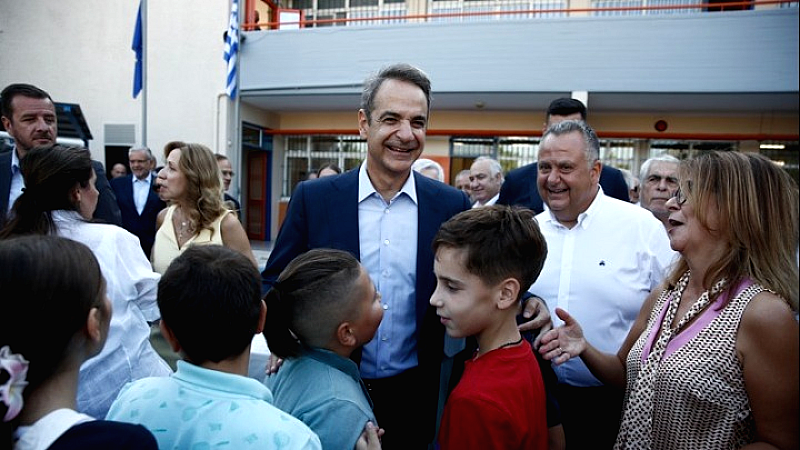 Ο πρωθυπουργός Κυριάκος Μητσοτάκης στον αγιασμό του 8ου δημοτικού σχολείου Νέας Φιλαδέλφειας