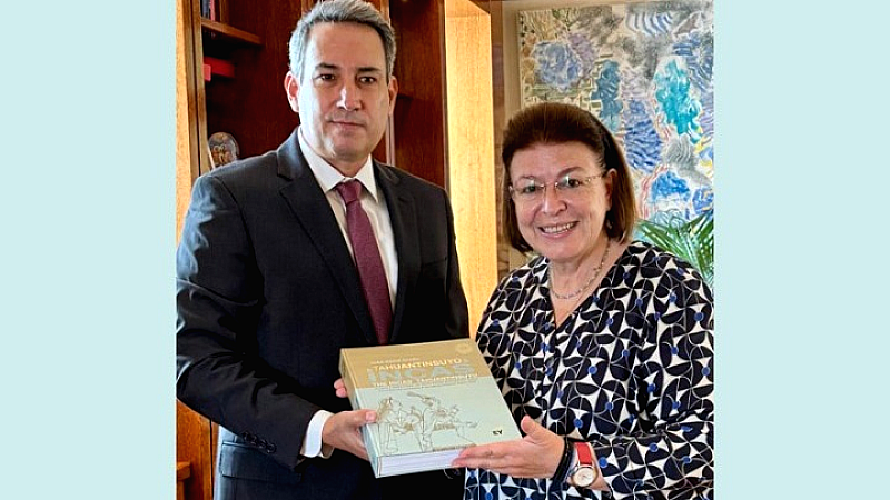 Διμερείς πολιτιστικές σχέσεις Ελλάδας-Περού: Συνάντηση Μενδώνη με τον πρέσβη