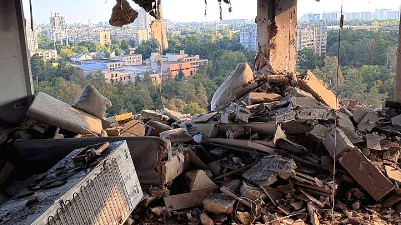 Ζημιές στο διαμέρισμα του Χεόρχι Σουντάκοφ από τον ρωσικό βομβαρδισμό στο Κίεβο