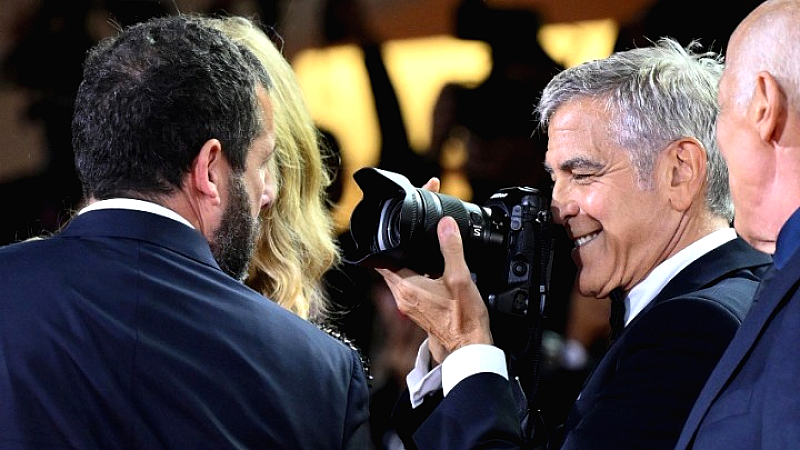 Το νέο τρέιλερ της ταινίας «Jay Kelly» με τους Τζορτζ Κλούνεϊ και Άνταμ Σάντλερ εντυπωσιάζει
