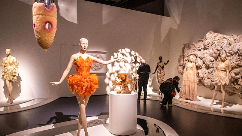 Η έκθεση «Sculpting the Senses» στο Kunsthal Rotterdam αποκαλύπτει το σύμπαν της Iris van Herpen