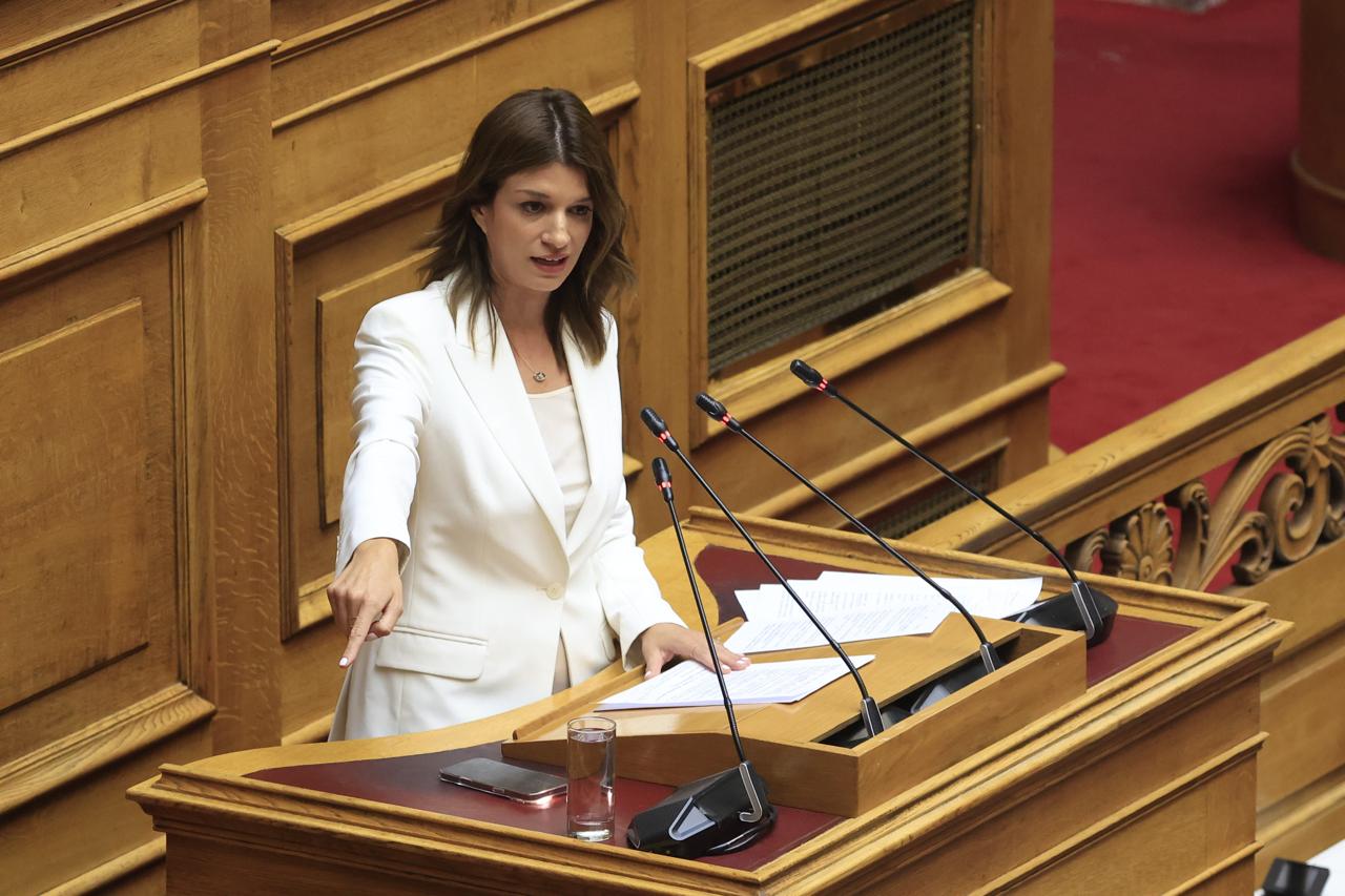 Κ. Νοτοπούλου στη Βουλή: Η φτώχεια δεν είναι στατιστικό πρόβλημα – Είναι ζήτημα βαθιά πολιτικό, κοινωνικό και ανθρώπινο