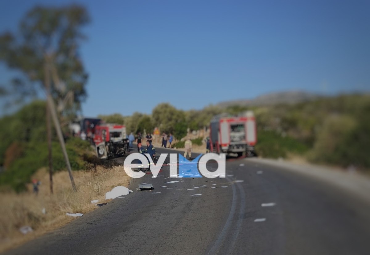 Εύβοια: Δραματικές στιγμές στην κηδεία του ζευγαριού που χάθηκε σε τροχαίο