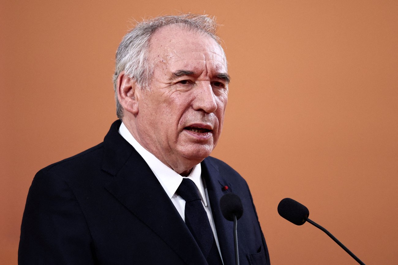 Μπαϊρού: Ξεκινά συνομιλίες με τα πολιτικά κόμματα για να αποτρέψει την κατάρρευση της κυβέρνησης
