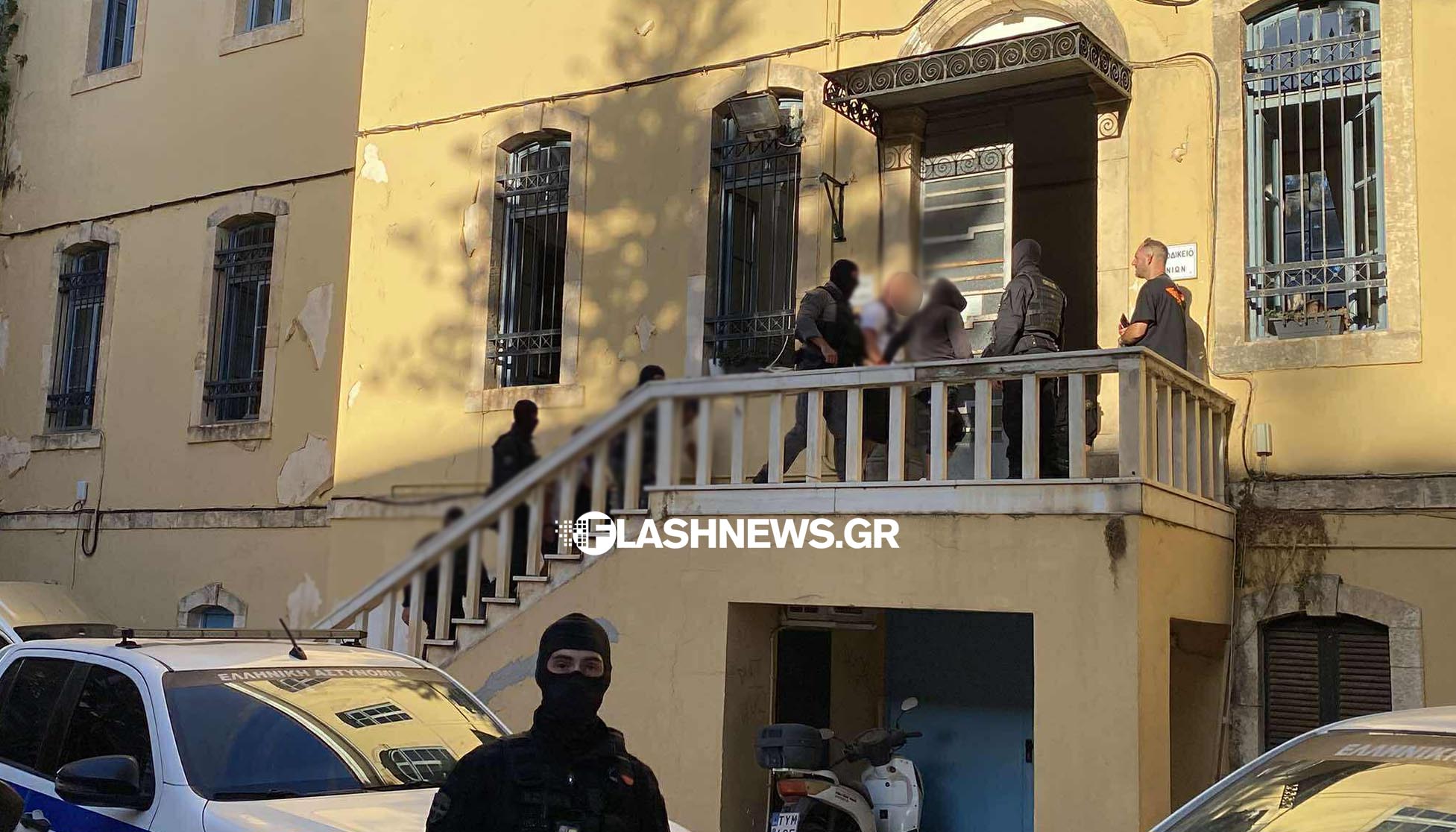 Κρήτη: Στον εισαγγελέα οι πρώτοι οκτώ από τους συλληφθέντες της εγκληματικής οργάνωσης – 89 συνολικά κατηγορούμενοι