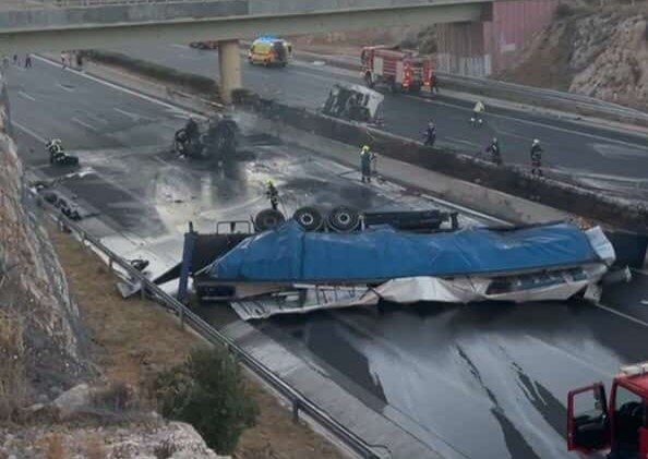 Σοβαρό τροχαίο με ανατροπή νταλίκας στα Μέγαρα – Κλειστή η εθνική οδός Αθηνών-Κορίνθου