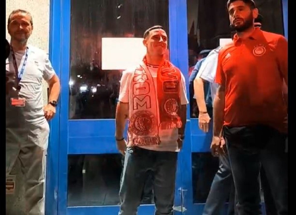 Ο θρίαμβος του Ποντένσε στο αεροδρόμιο: Αντίκτυποι από τους οπαδούς του Ολυμπιακού