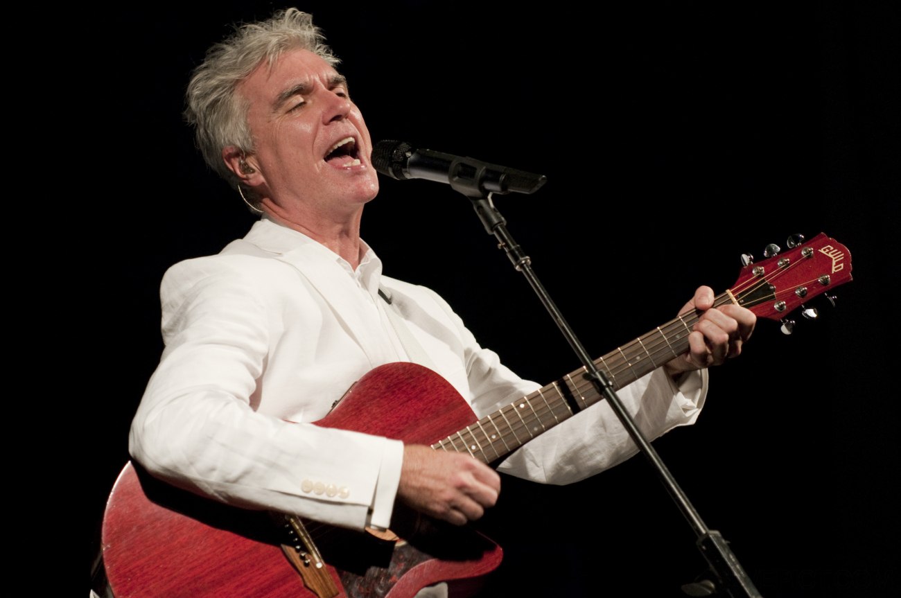 Ο Ντέιβιντ Μπερν των Talking Heads παντρεύεται στα 73 του και αποκαλύπτει την αγαπημένη του playlist