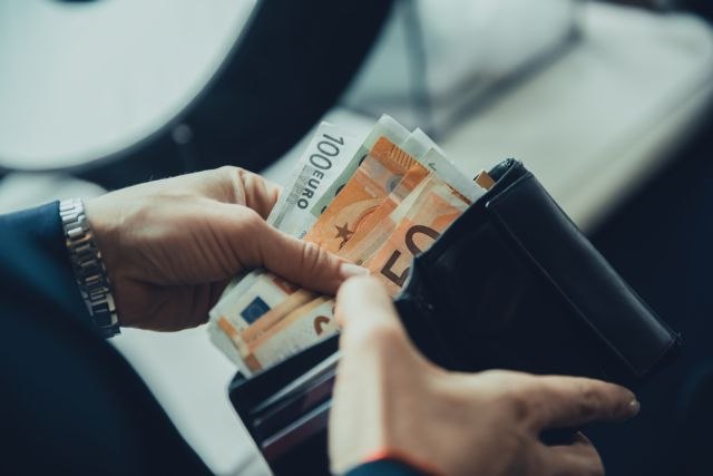 Κόντρα ΠΑΣΟΚ και ΥΠΕΝ για τη Μαύρη Βίβλο: Ποιος θολώνει πραγματικά τα νερά;