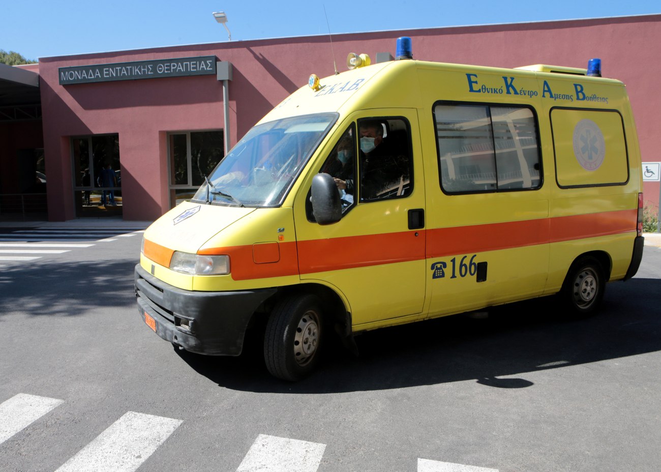Αίγινα: Γυναίκα τραυματίστηκε κατά την εκδρομή και μεταφέρθηκε με περιπολικό λόγω έλλειψης οδηγού ασθενοφόρου
