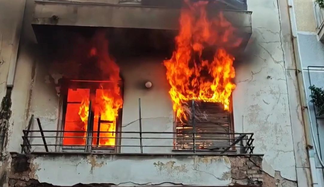 Πυρκαγιά σε εγκαταλελειμμένο κτίριο στο Μεταξουργείο
