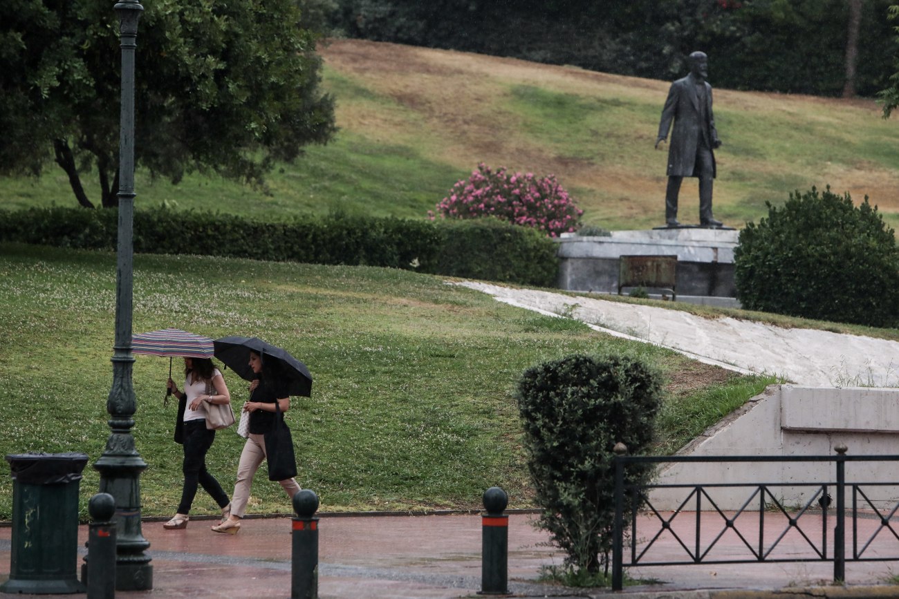 Καιρός: Βροχές και μικρή πτώση της θερμοκρασίας την Κυριακή – Πότε θα επανέλθει η θερμοκρασία σε άνοδο