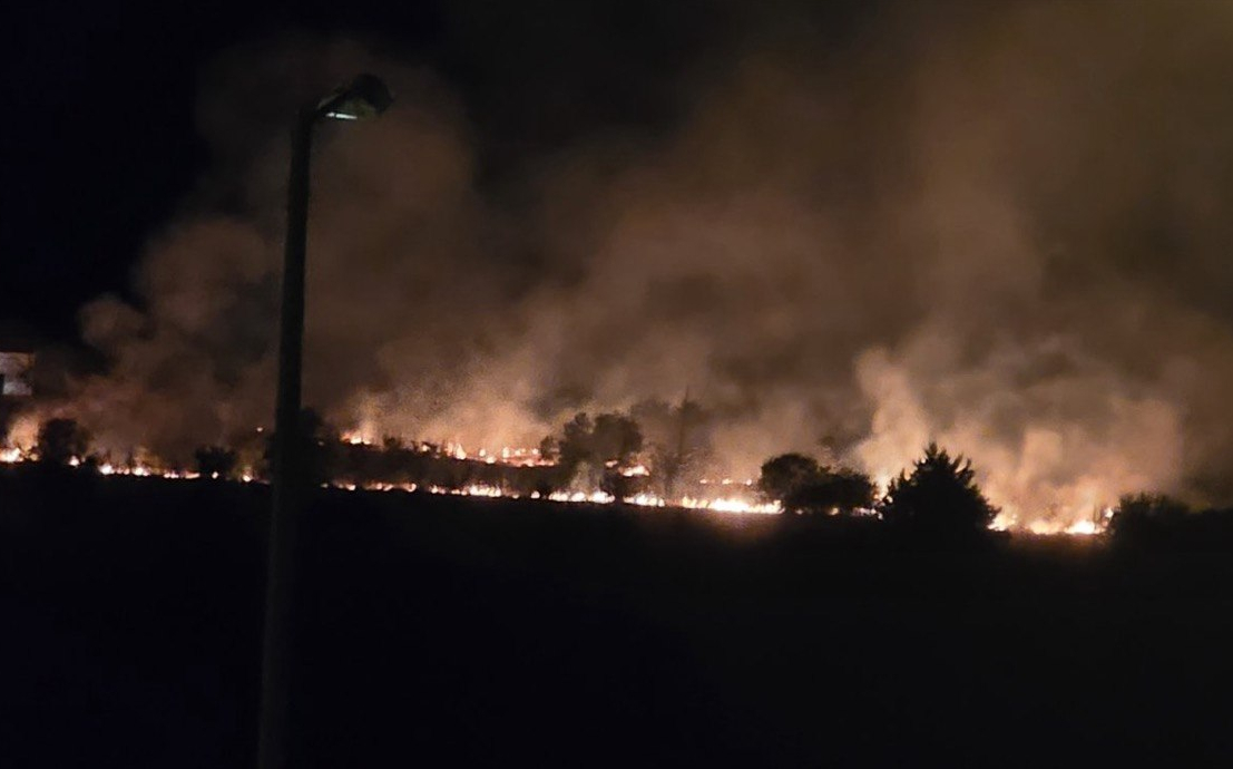 Φωτιά στη Λάρισα κοντά στο νέο κοιμητήριο και τις φυλακές