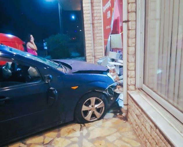 Μεσολόγγι: Αυτοκίνητο συγκρούστηκε με κατάστημα, εγκατέλειψε τον τόπο του ατυχήματος