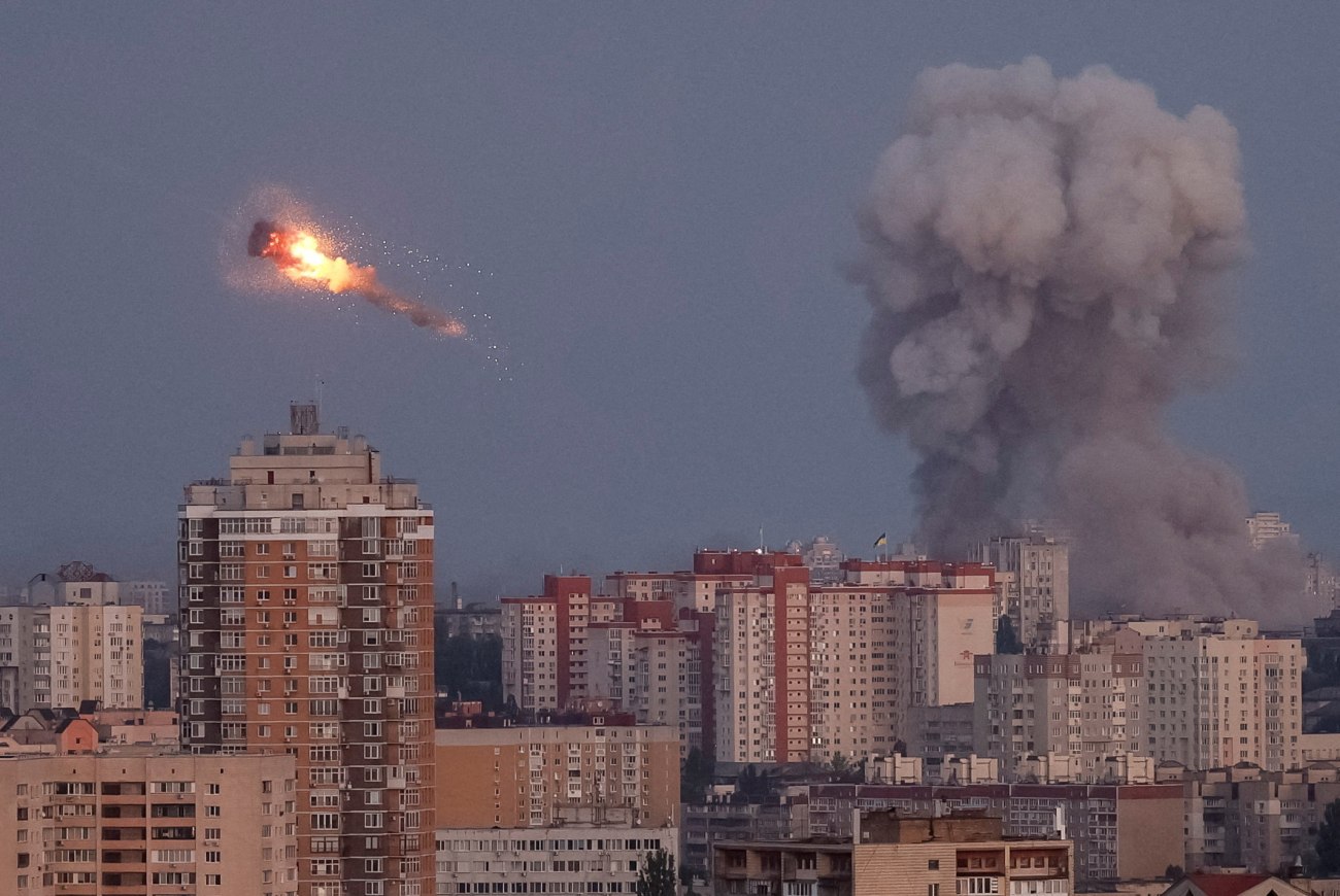 Ρωσική επίθεση με πύραυλο Ισκαντέρ πλήττει την έδρα της ουκρανικής κυβέρνησης στο Κίεβο