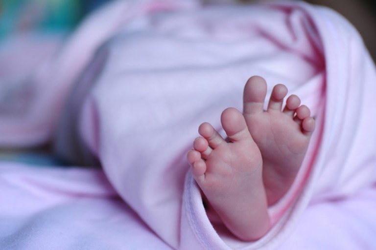 Ανακριτικά ερωτήματα γύρω από τον θάνατο βρέφους 2,5 μηνών στην Πάτρα