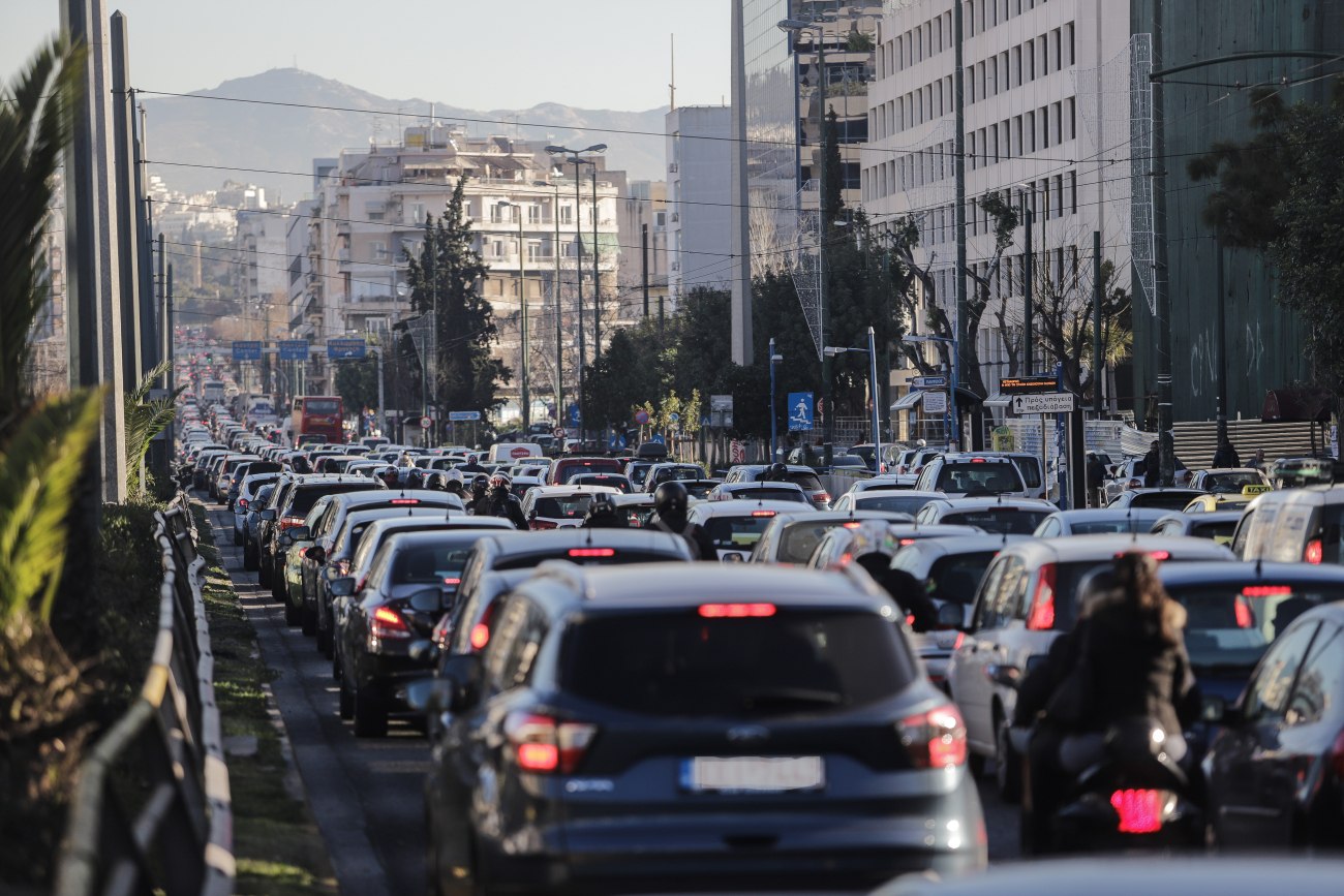 Αυξημένη κίνηση στην Αθήνα: Μποτιλιαρίσματα στους κεντρικούς δρόμους και στο κόκκινο ο Κηφισός