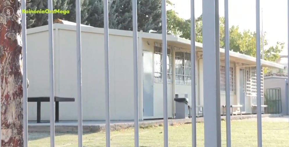 Μενίδι: Σχολικοί μαθητές σε κοντέινερ – Γονείς και δάσκαλοι εκφράζουν την αγανάκτησή τους