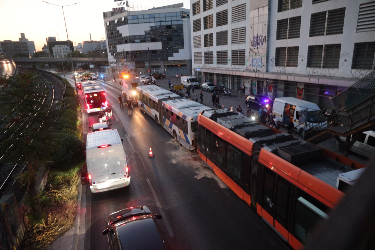 Σοβαρό τροχαίο στον Πειραιά: Μαρτυρία επιβάτιδας του τραμ για τον οδηγό που δεν αντέδρασε
