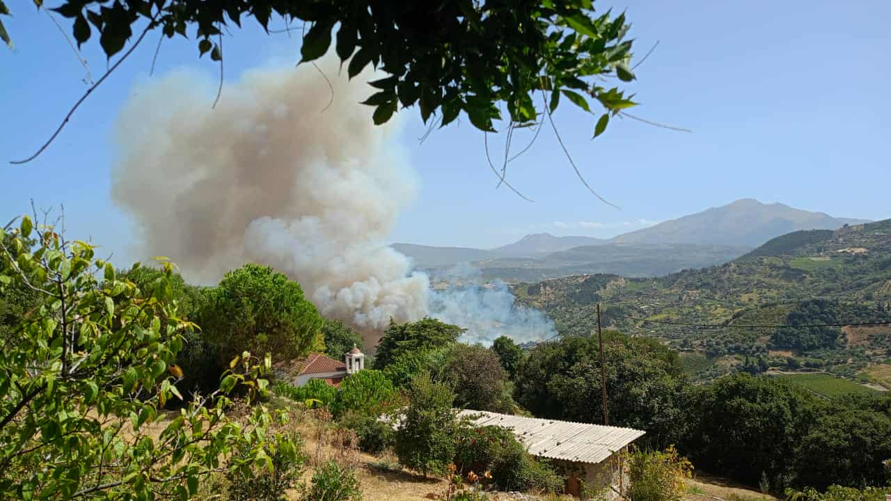 Αχαΐα: Εξελίξεις από την ανεξέλεγκτη φωτιά – Εκκενώνονται χωριά, ενισχύονται οι πυροσβεστικές δυνάμεις