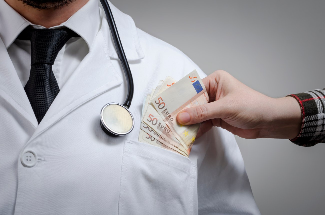 Όταν ζήτησε 3.000 ευρώ, πάγωσα: Η γυναίκα που κατήγγειλε τον καρδιοχειρουργό για φακελάκι