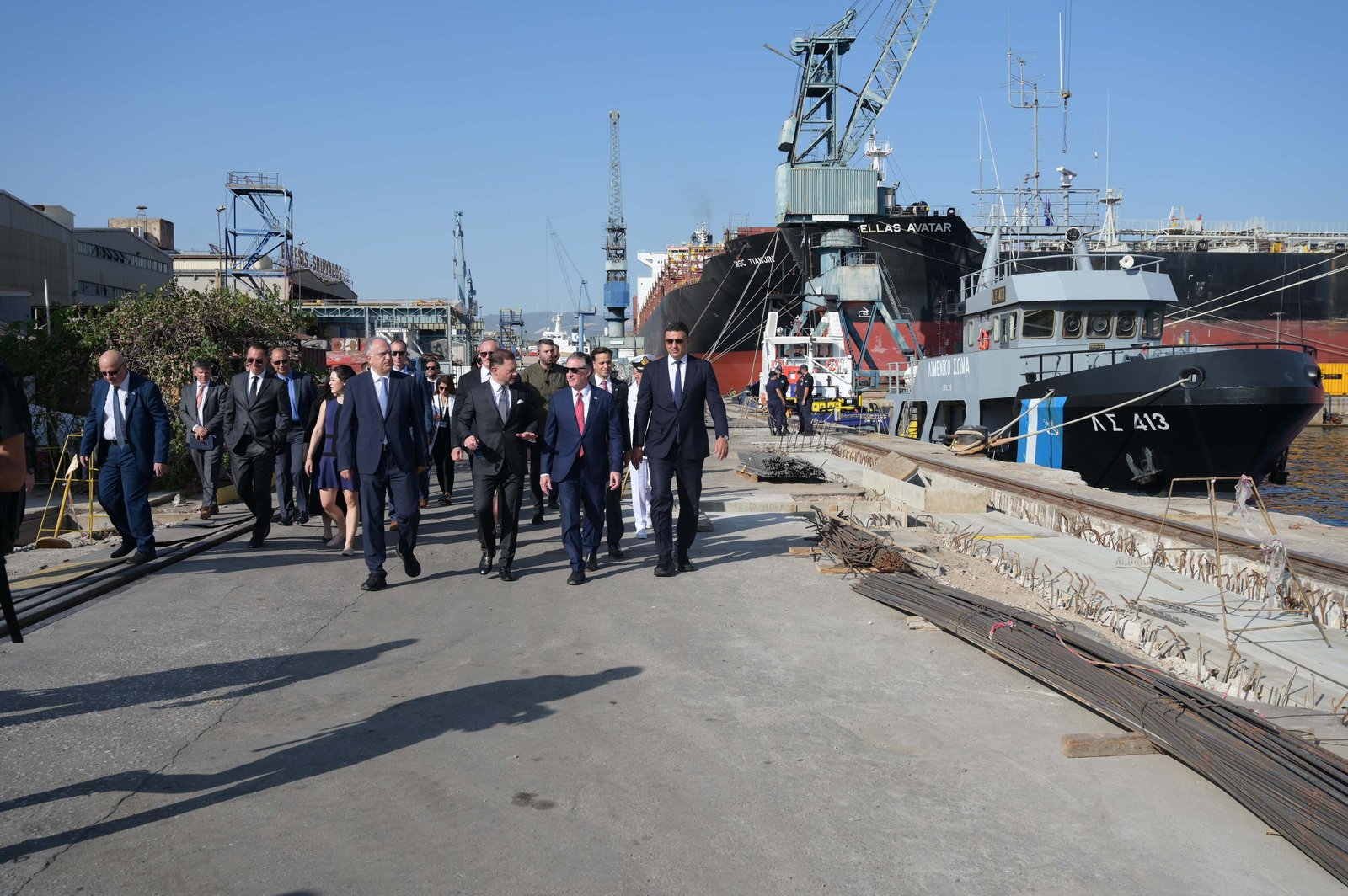 Συνάντηση Κικίλια – Μπέργκαμ στα ναυπηγεία Ελευσίνας: Η συνεργασία Ελλάδας – ΗΠΑ ενισχύεται