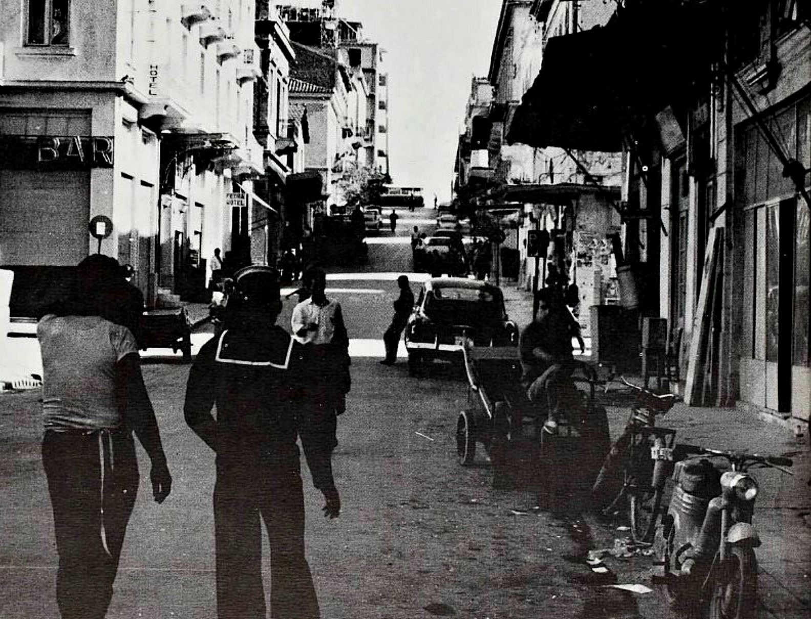 Τρούμπα: Η ιστορία του τέλους μιας εμβληματικής γειτονιάς του Πειραιά
