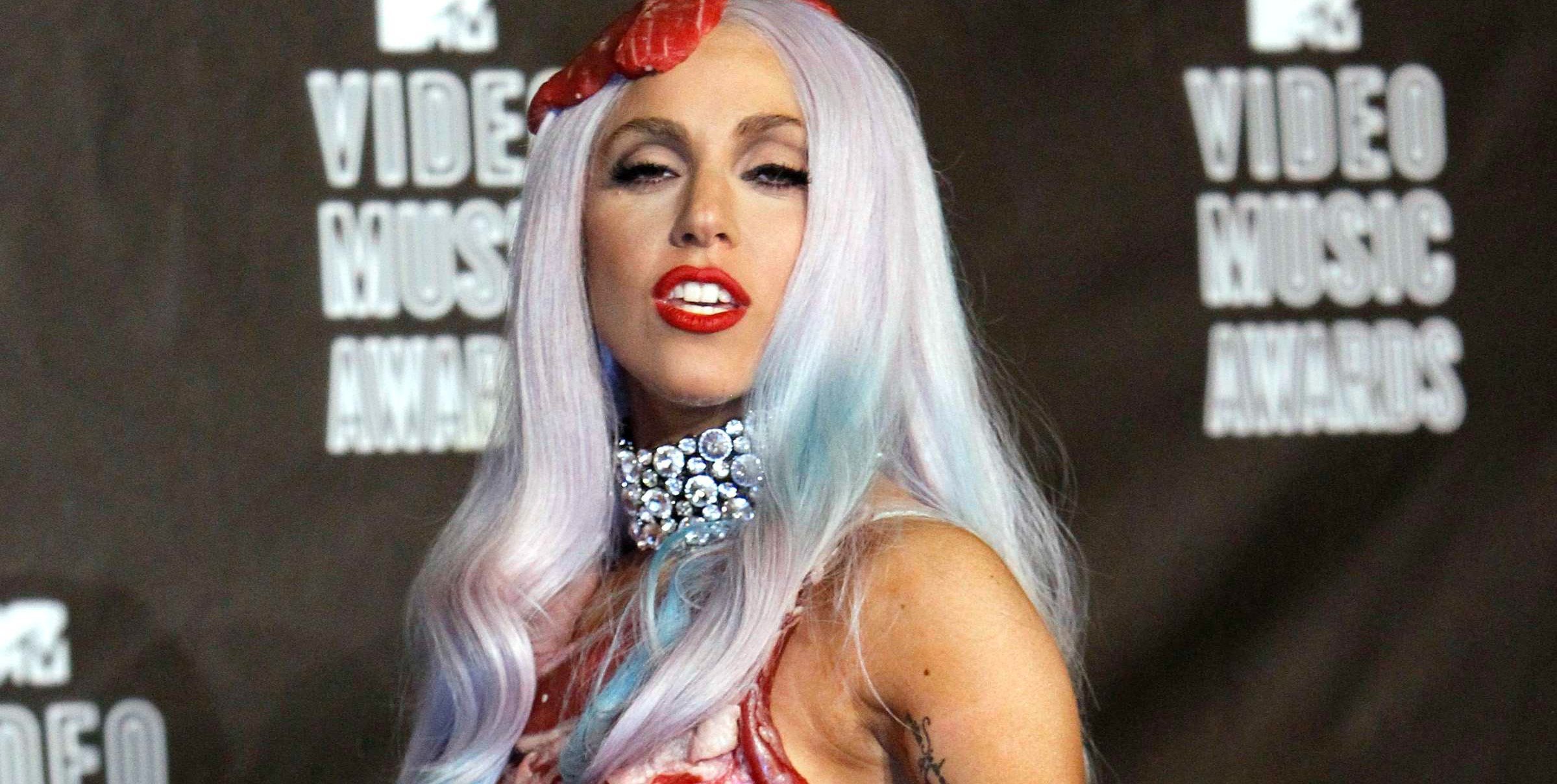 Πριν από 15 χρόνια, η Lady Gaga προκάλεσε αίσθηση με το φόρεμα από κρέας, φέρνοντας στο προσκήνιο την αντιπαράθεση και τις απειλές