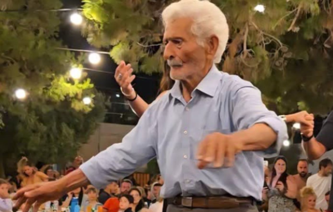 Σχοινούσα: Έφυγε από τη ζωή ο 92χρονος Γιώργος Κωβαίος, ο χορευτής με την εγγονή του