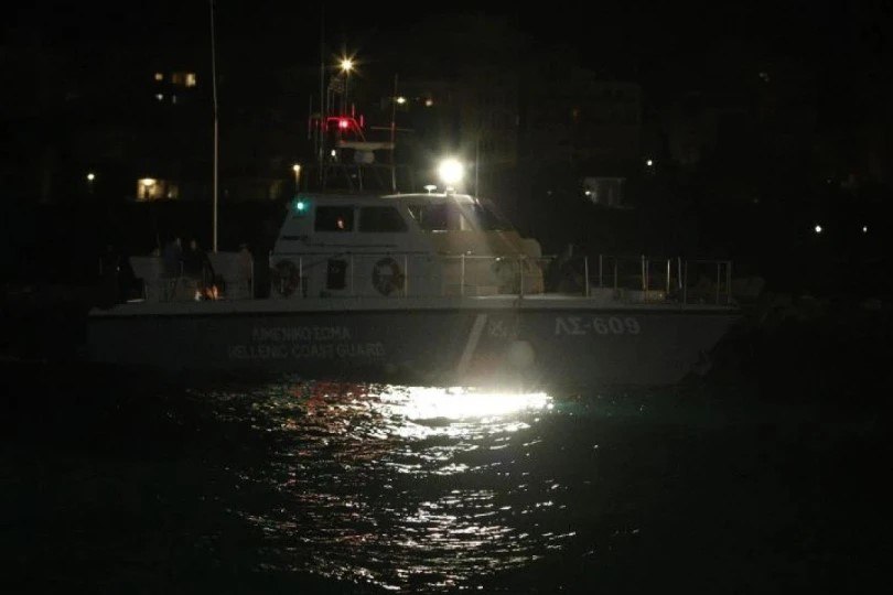 Αλιευτικό συγκρούστηκε με βράχια στον Θερμαϊκό – Επιχείρηση διάσωσης 5 ατόμων