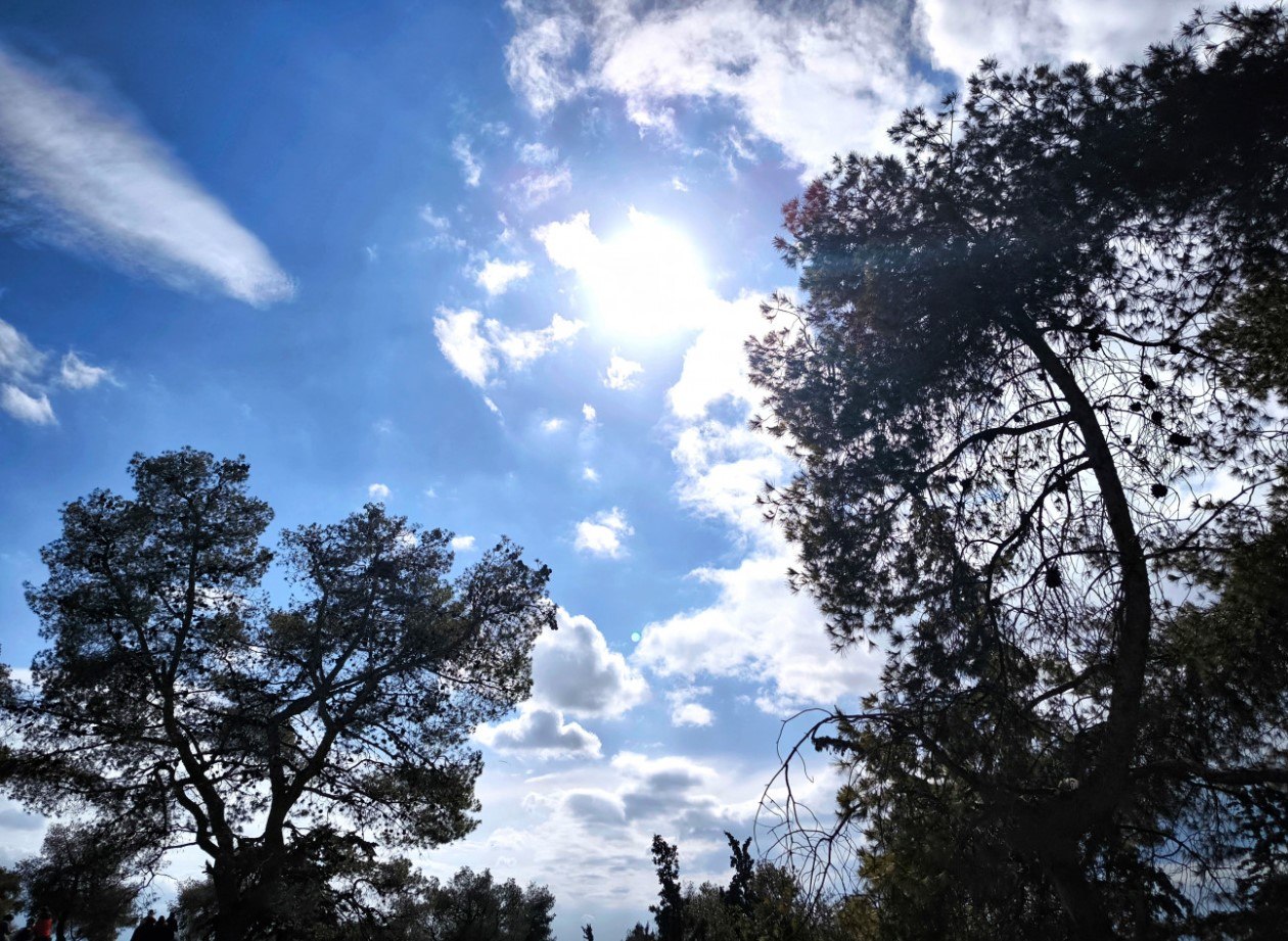 Αίθριος καιρός την Κυριακή, με θερμοκρασίες έως 34°C – Προβλέψεις για βροχές και ανέμους