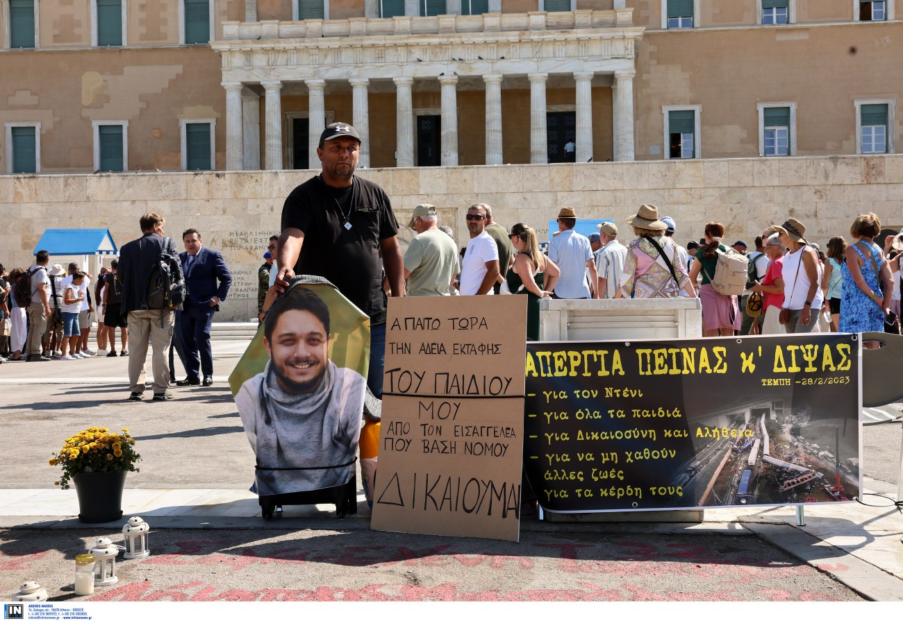 Τέμπη: Πατέρας θύματος ξεκινά απεργία πείνας και δίψας μπροστά στη Βουλή για την απονομή δικαιοσύνης