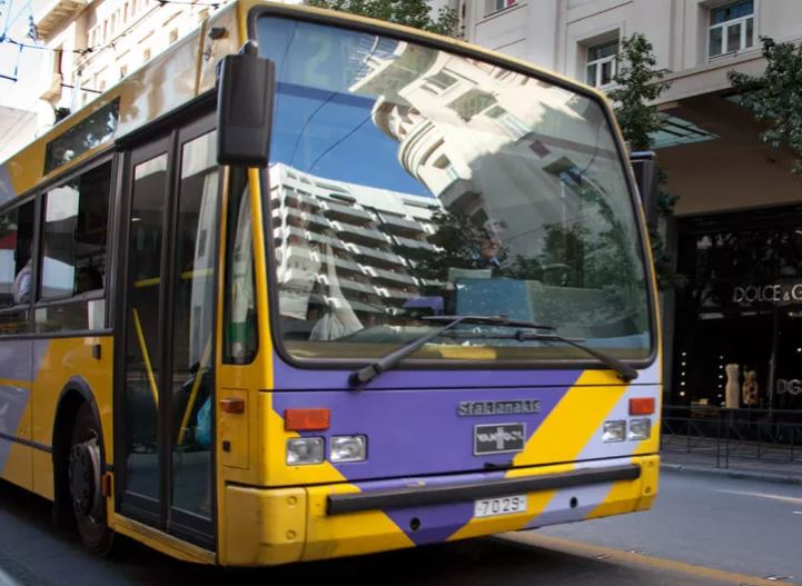 Άγρια επίθεση σε οδηγό τρόλεϊ στον Πειραιά: Ταυτοποιήθηκε ο ένας δράστης