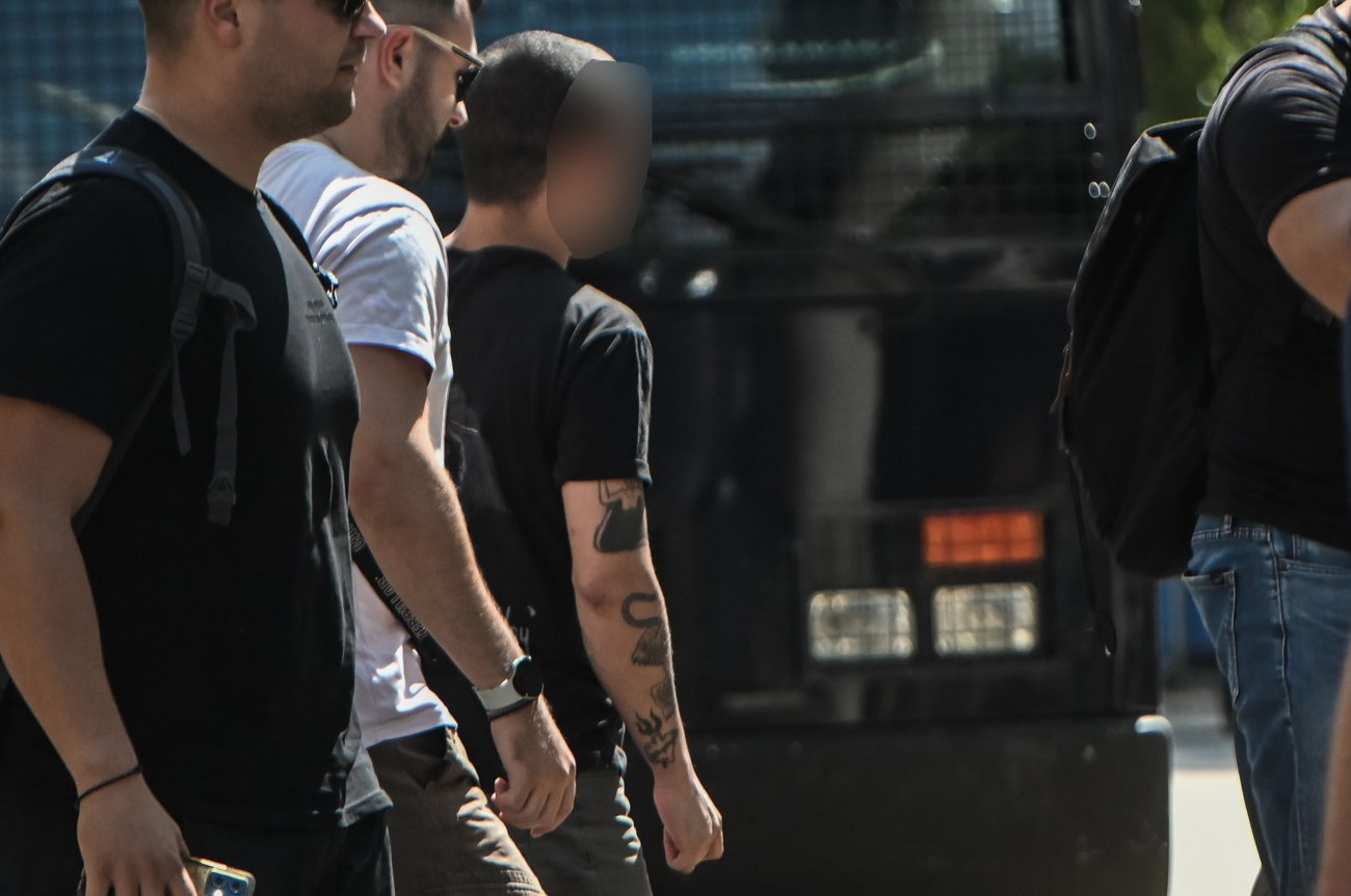 Ελεύθερος ο γιος του γνωστού τραγουδιστή: Τι αναφέρουν αυτόπτες μάρτυρες για το επεισόδιο με την αστυνομία