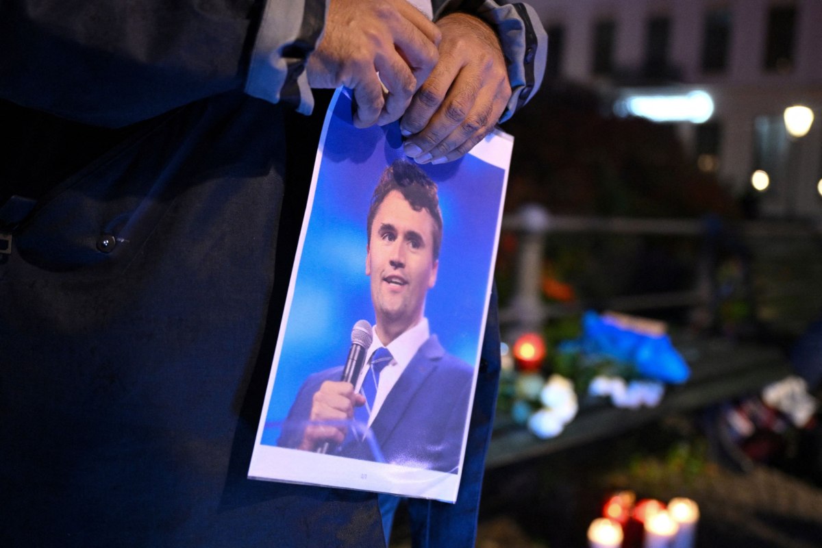 Απολύσεις και καταστολή μετά τη δολοφονία του Τσάρλι Κερκ: Η κυβέρνηση Τραμπ καταγγέλλει την εσωτερική τρομοκρατία της αριστεράς