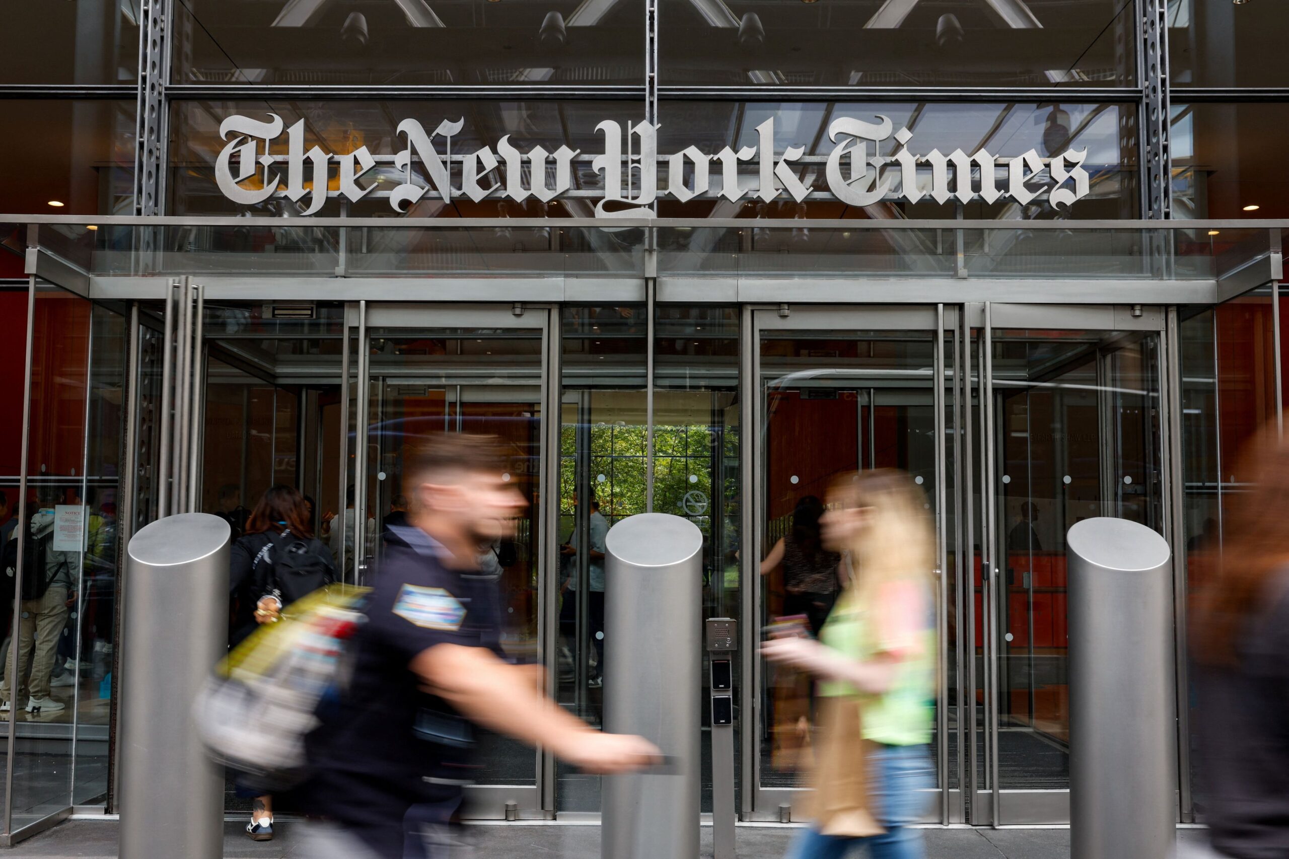New York Times: Η αγωγή του Τραμπ αποτελεί απόπειρα φίμωσης
