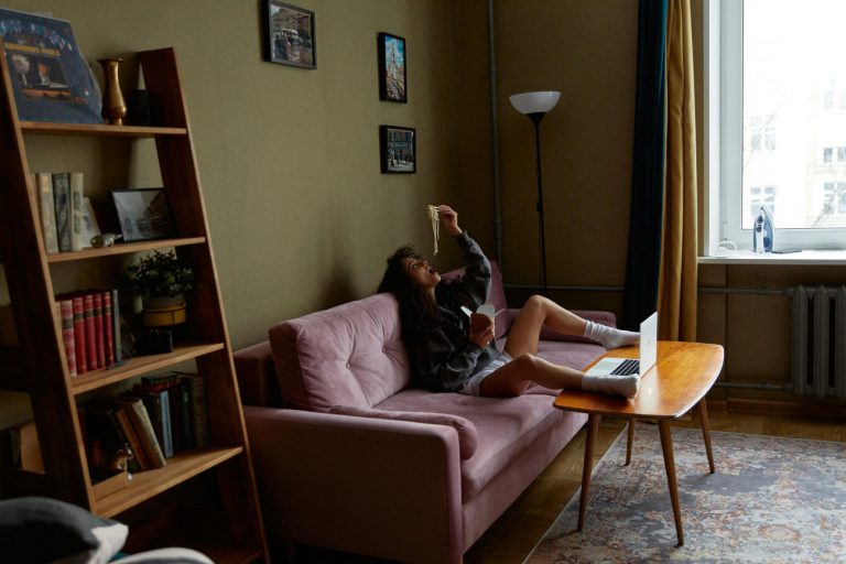 Η Γενιά Ζ και οι millennials καθυστερούν τον γάμο και την οικογένεια λόγω των οικονομικών πιέσεων