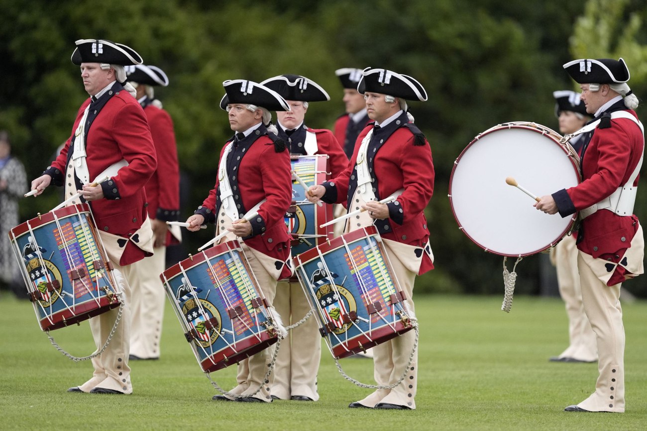 Η τελετή Beating Retreat: Ο Κάρολος υποδέχεται τον Ντόναλντ Τραμπ στο Ουίνδσορ με εντυπωσιακή στρατιωτική παρέλαση